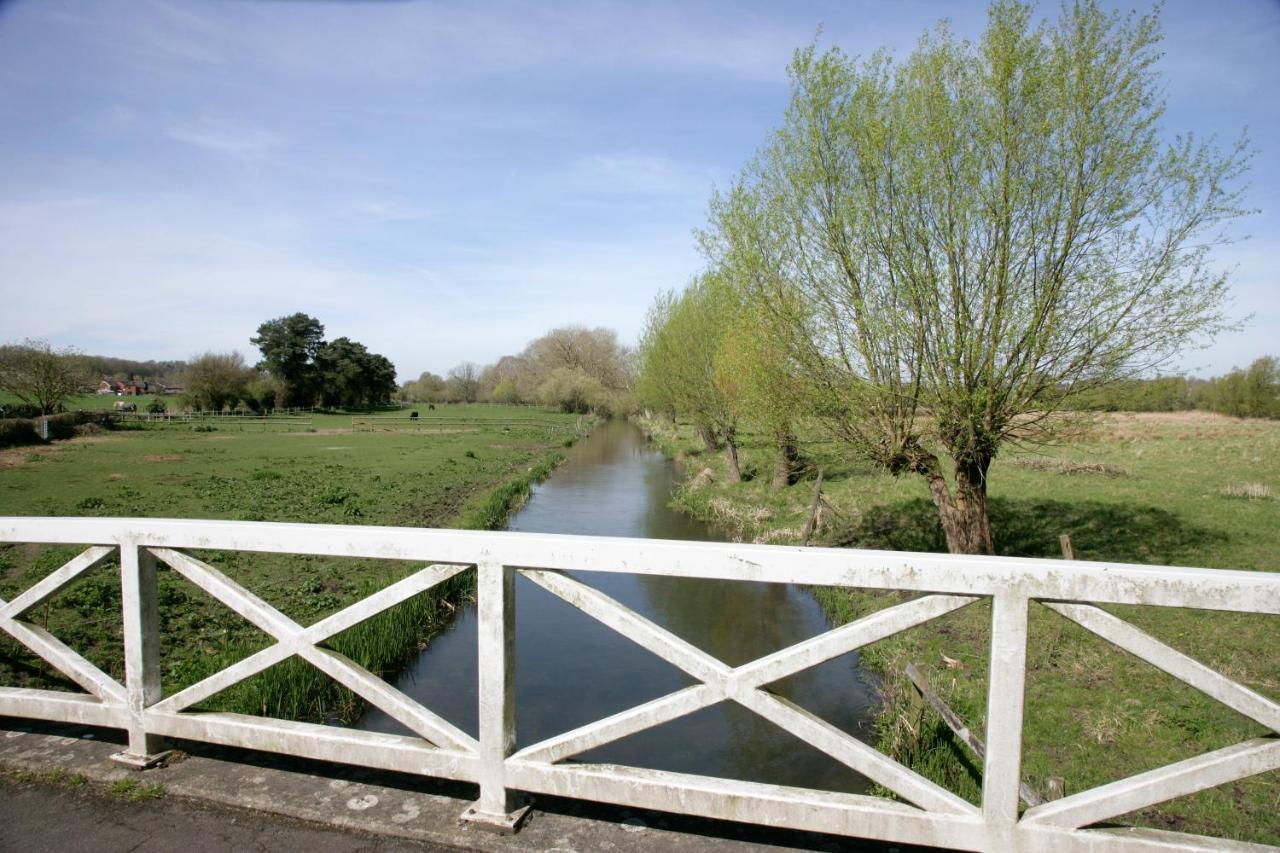 Bridge Farmhouse - Eight Ensuite Bedrooms Salisbury Exterior foto